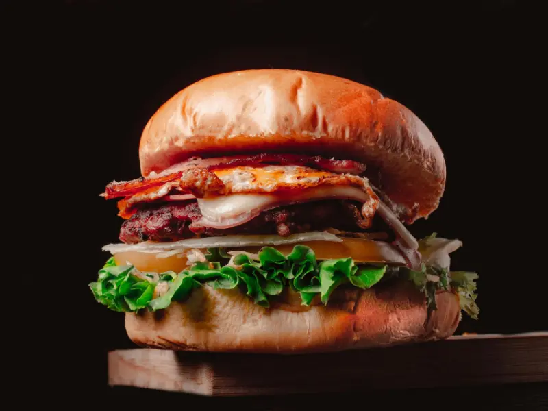 {"sl":"Slika so\u010dnega burgerja s slanino, sirom, solato in paradi\u017enikom","en":"","de":"","it":"","hr":""}